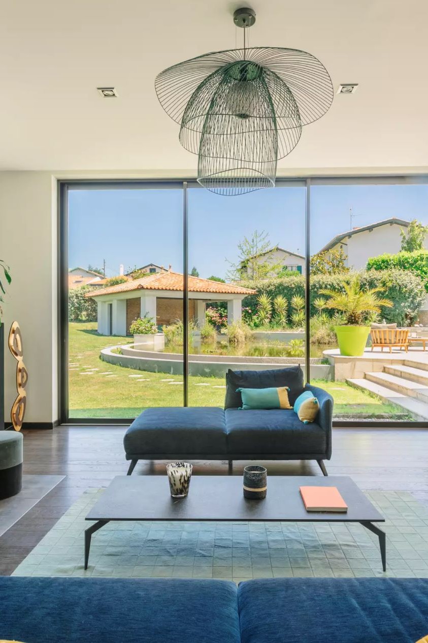 Salon avec cheminée d'une villa rénovée par Sab & Co, architecte d'intérieur Pays Basque